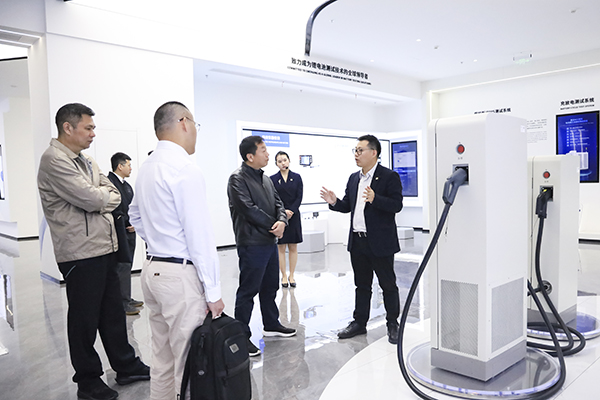抖圈人生就是搏股份副董事長、總裁劉作斌向福船集團副總經理李振均一行介紹公司充電產品.jpg